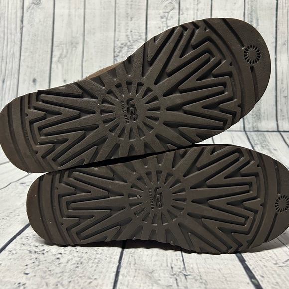 UGG Bailey Button Short Dark Chocolate Brown Boots Size 8 - Picture 4 of 8